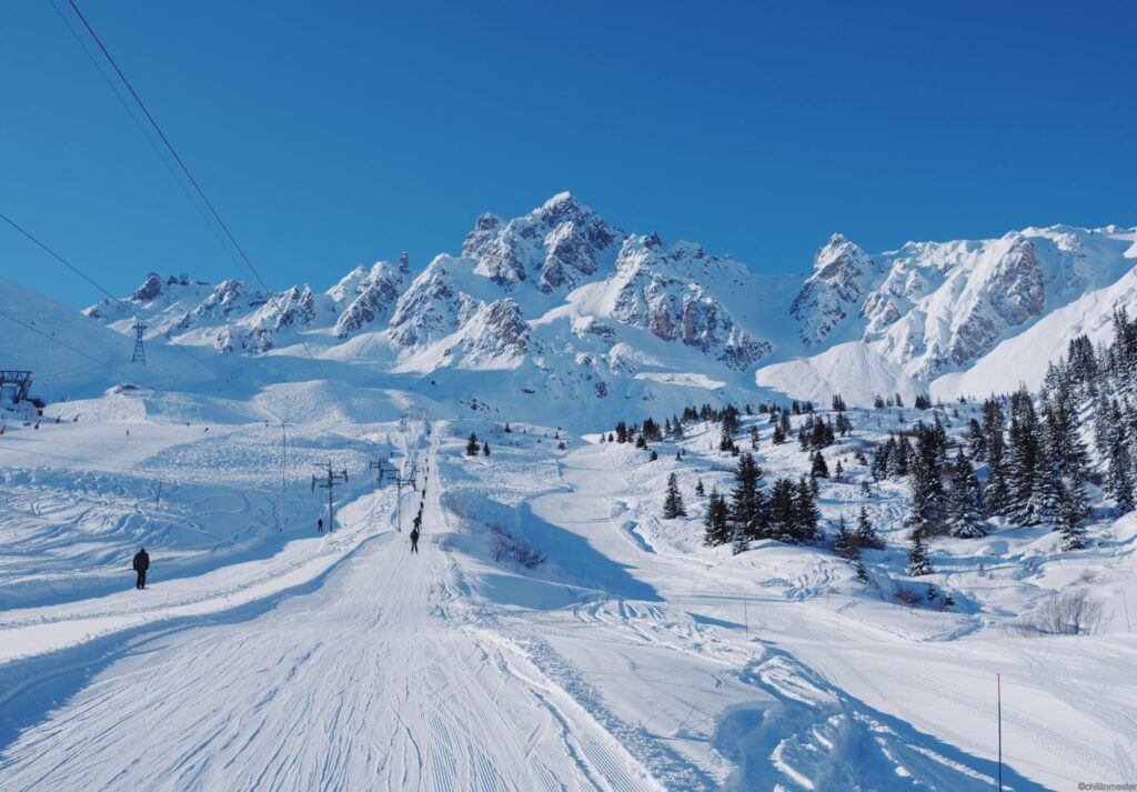 Snow-covered pistes and mountain scenery in the Courchevel ski area. ©chillinmaster