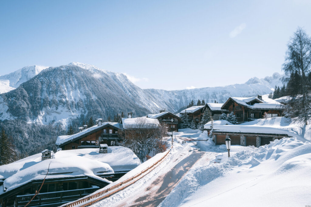 Winter view across Les Brigues and Courchevel Village surrounded by snowy mountains. © Un Duo.