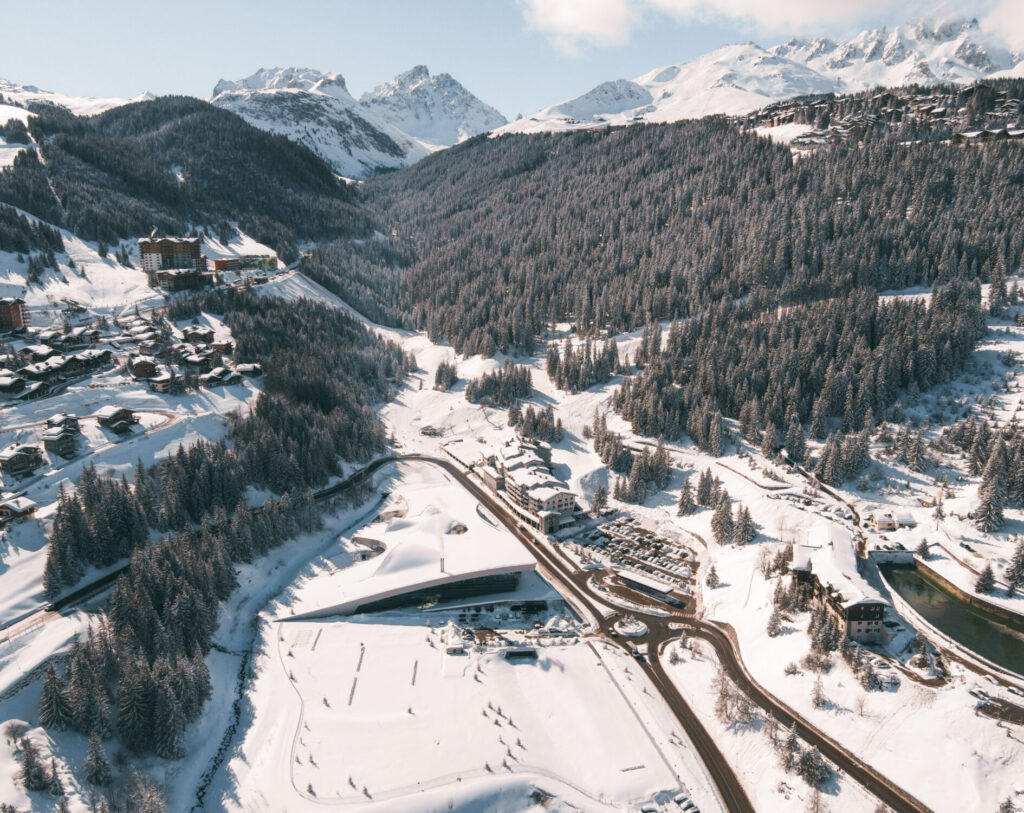 Winter view across Courchevel Village and the surrounding snow-covered mountains. © Un Duo.
