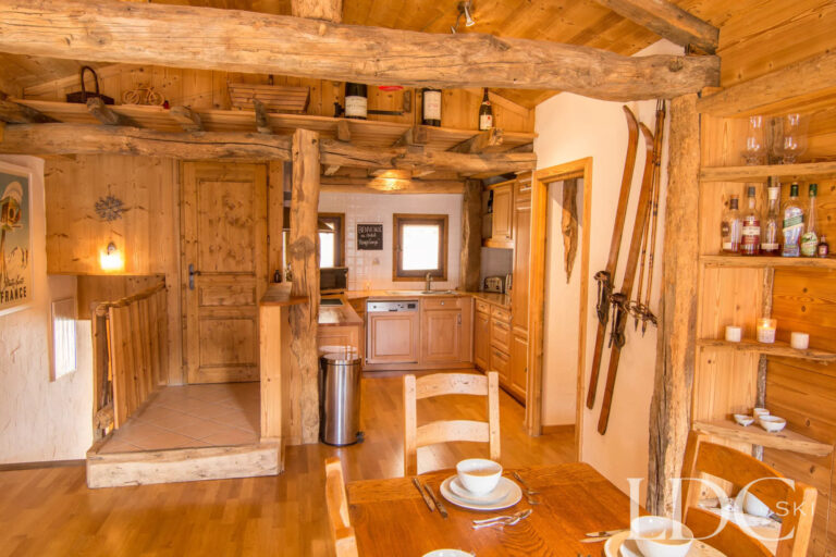 Traditional wood-panelled dining area at Encombres Tête de Fer in St Martin de Belleville