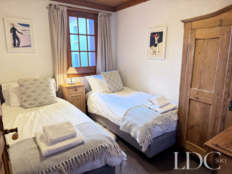 Twin bedroom with traditional wooden furnishings at Iris