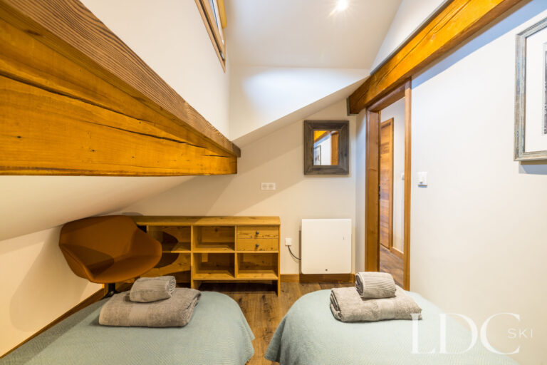 Blue bedroom with twin beds and built-in desk at La Florette