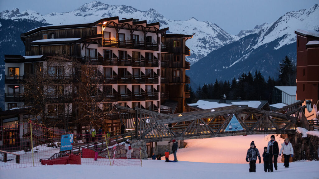Winter view of the snow front and village in Courchevel La Tania. © Un Duo.