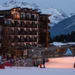 Winter view of the snow front and village in Courchevel La Tania. © Un Duo.