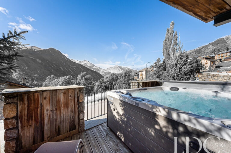 Outdoor hot tub overlooking the snowy mountains from Le Chalet in St Martin de Belleville