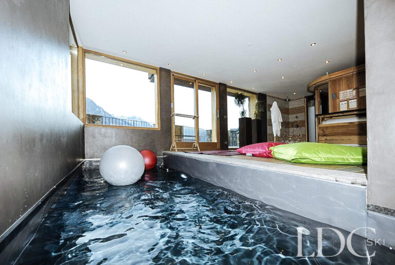 Indoor swimming pool and relaxation area at Le Chalet in St Martin de Belleville