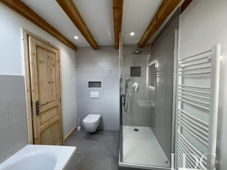 Contemporary shower room with walk-in shower at Perce Neige