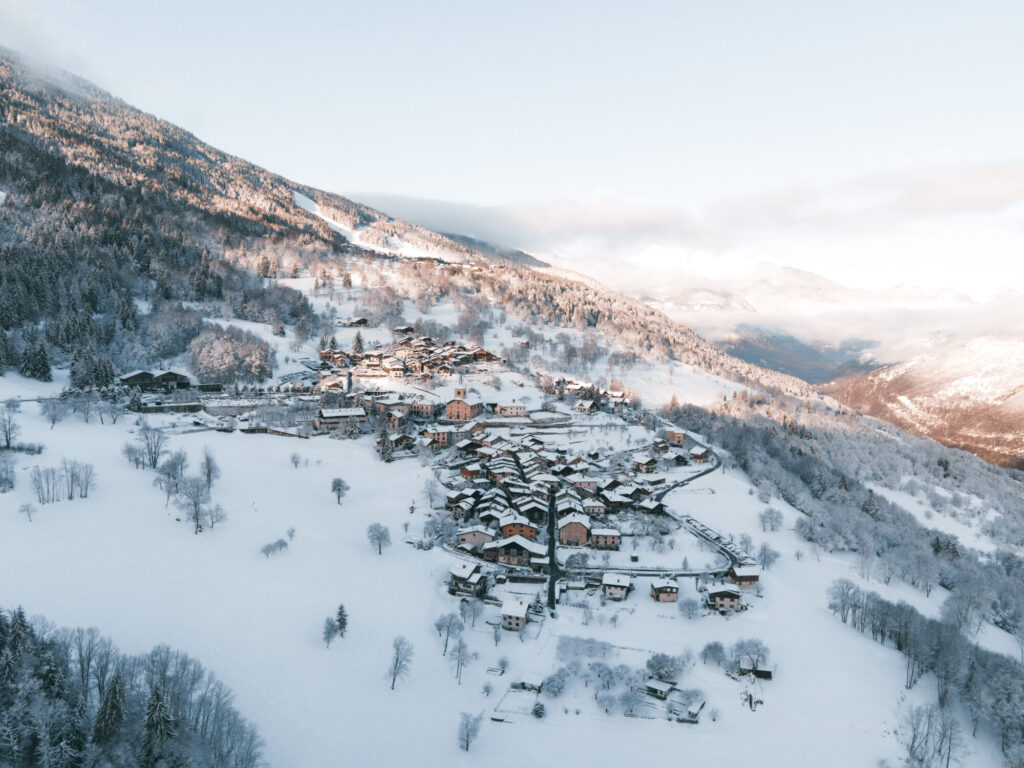 Snow-covered village of Saint-Bon surrounded by the mountains of the Courchevel valley. © Un Duo.