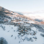 Snow-covered village of Saint-Bon surrounded by the mountains of the Courchevel valley. © Un Duo.