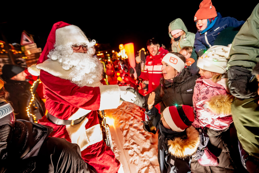 Children meeting Father Christmas during a festive event in Tignes. © ZFX Studio / Andy Parant