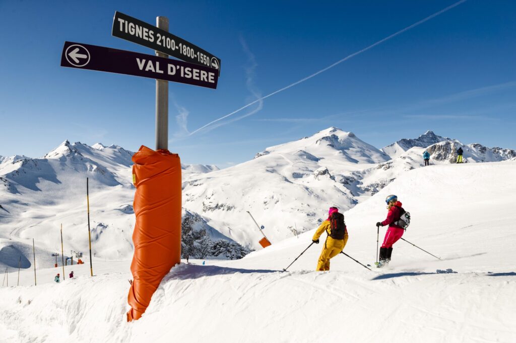 Skiers on the high-altitude slopes of the Tignes–Val d’Isère ski area. © Stéphane Candé
