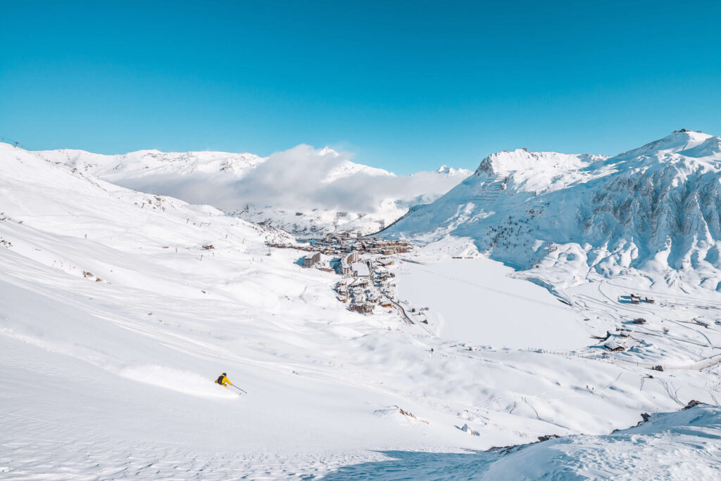 Expansive snow-covered ski slopes beneath the mountains in Tignes. © Andy Parant