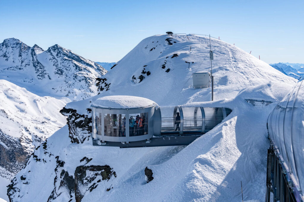 Panoramic viewpoint at Cime Caron overlooking the snow-covered mountains above Val Thorens. © L. Brochot – OT Val Thorens