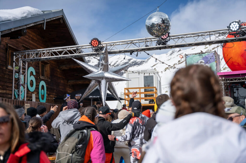 Crowds enjoying the Cosmic Mountain Festival on the slopes of Val Thorens. © C. Villette – OT Val Thorens