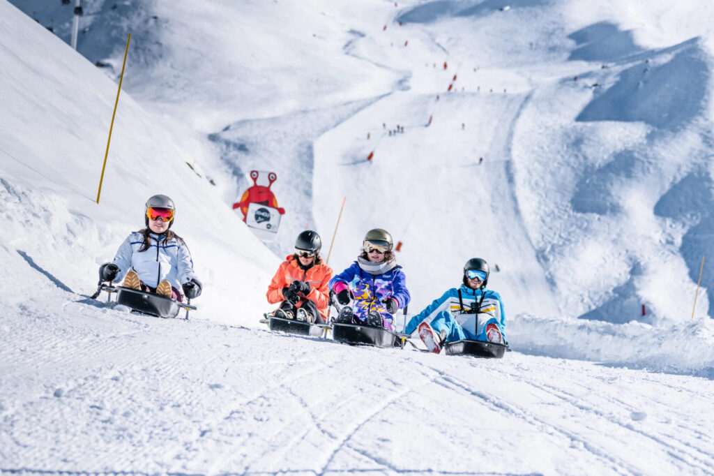 Tobogganers descending the Cosmojet run through the snowy mountains of Val Thorens. © T. Loubere – OT Val Thorens