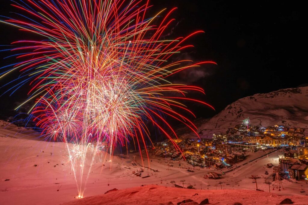 Fireworks lighting up the snowy mountains above Val Thorens. © T. Loubere – OT Val Thorens
