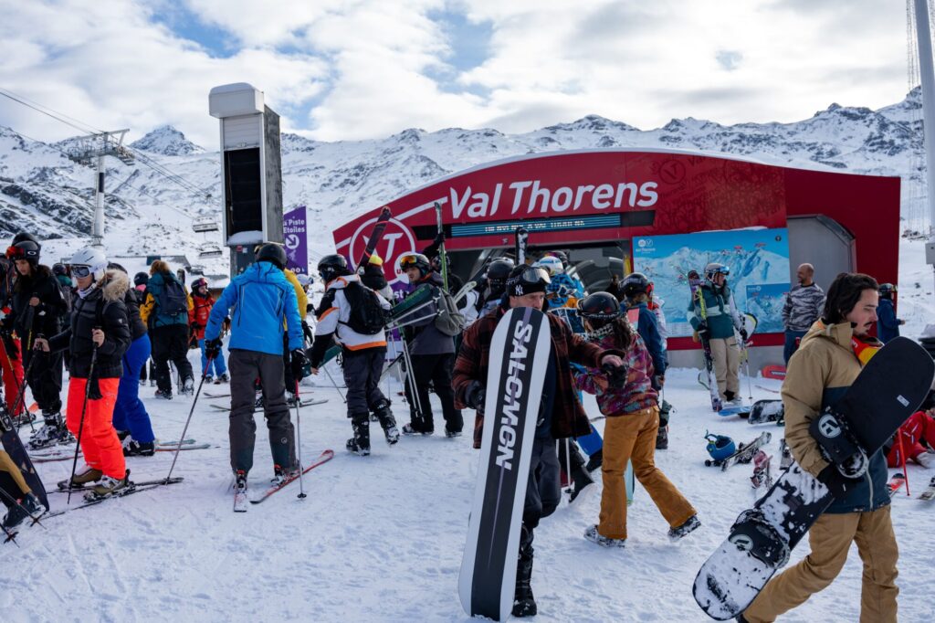 Skiers gathering for La Grande Première opening event in Val Thorens. © C. Villette – OT Val Thorens