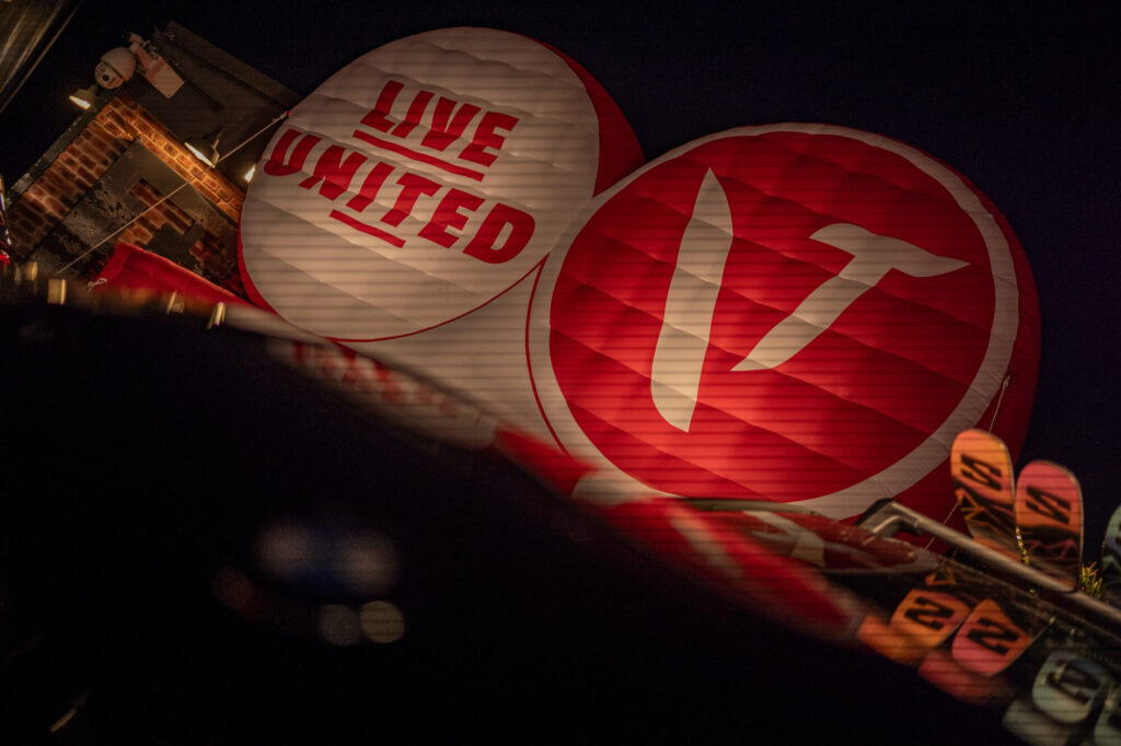 Val Thorens Live United branding illuminated during an evening event. © Florent Arbib