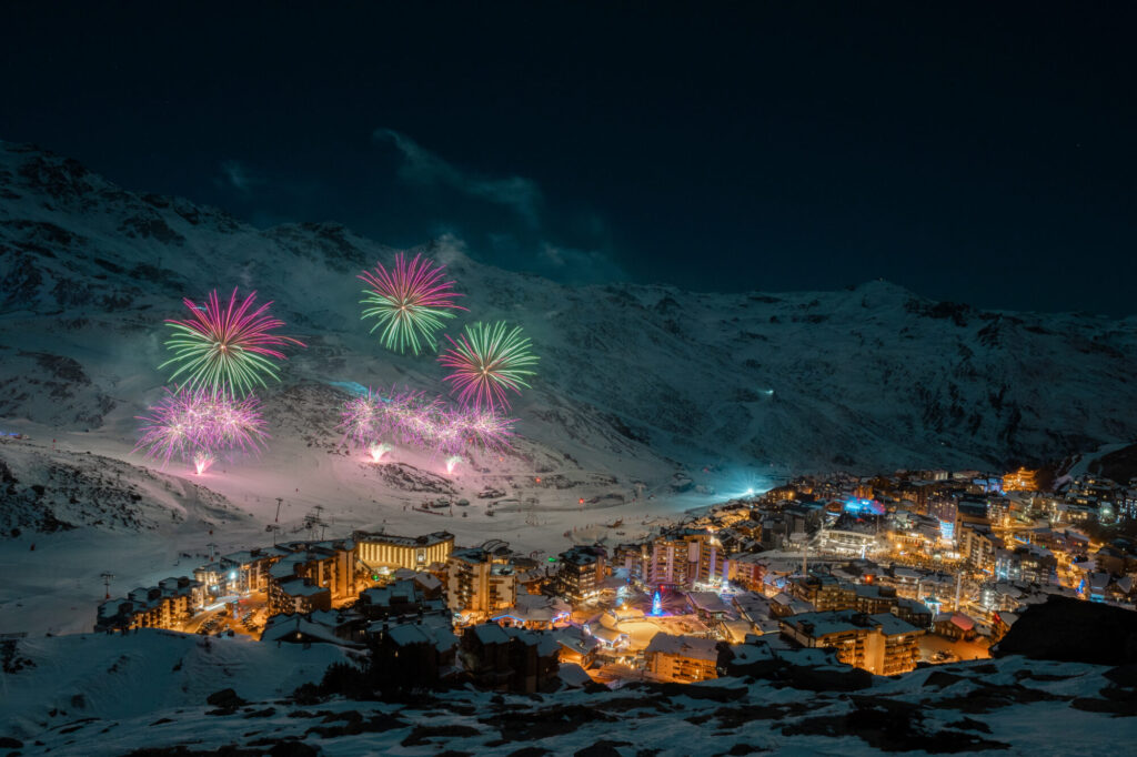 New Year fireworks illuminating Val Thorens and the surrounding mountains. © Aurélien Droux – OT Val Thorens