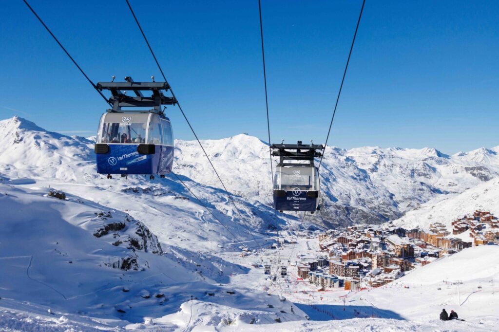 Péclet lift above Val Thorens with the snowy resort and mountains beyond. © T. Loubere – OT Val Thorens
