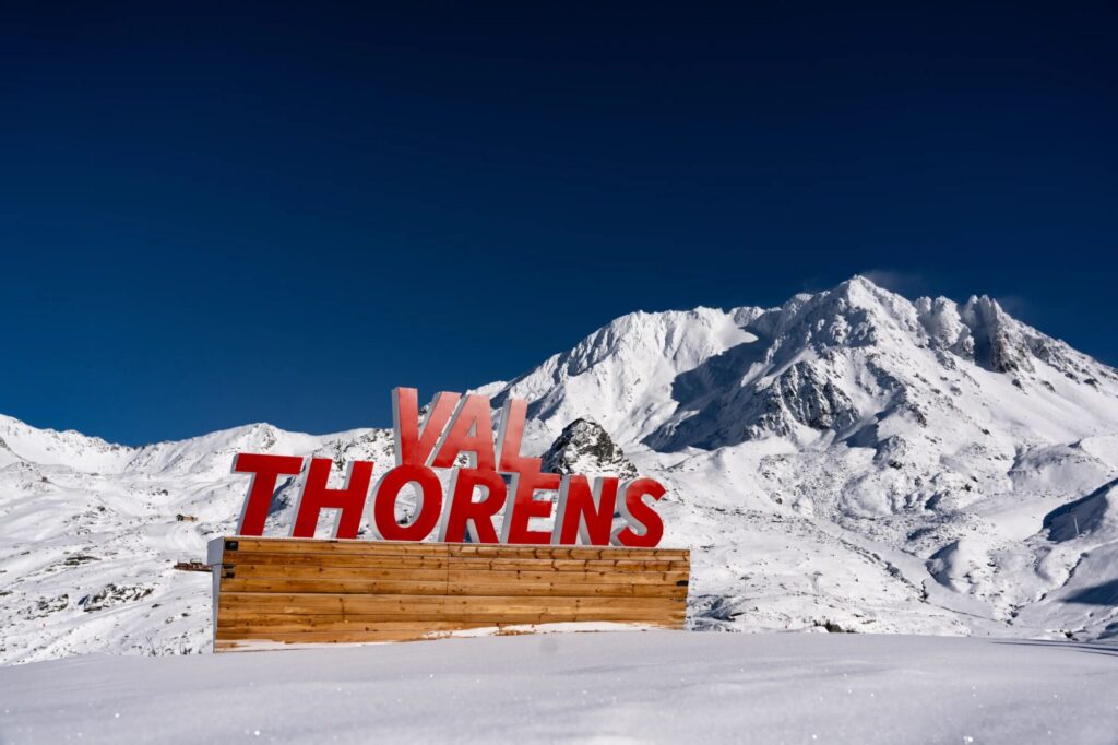 Val Thorens resort sign framed by snowy mountain peaks. © L. Brochot – OT Val Thorens