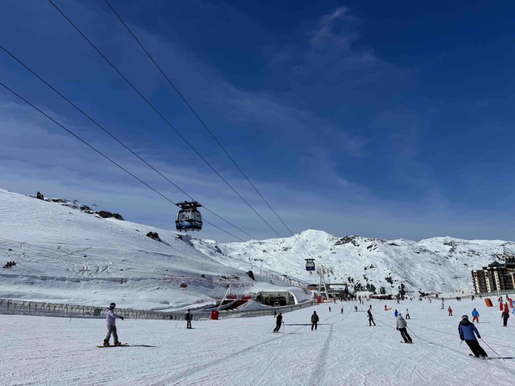 Skiers and lifts on the wide open slopes of Val Thorens