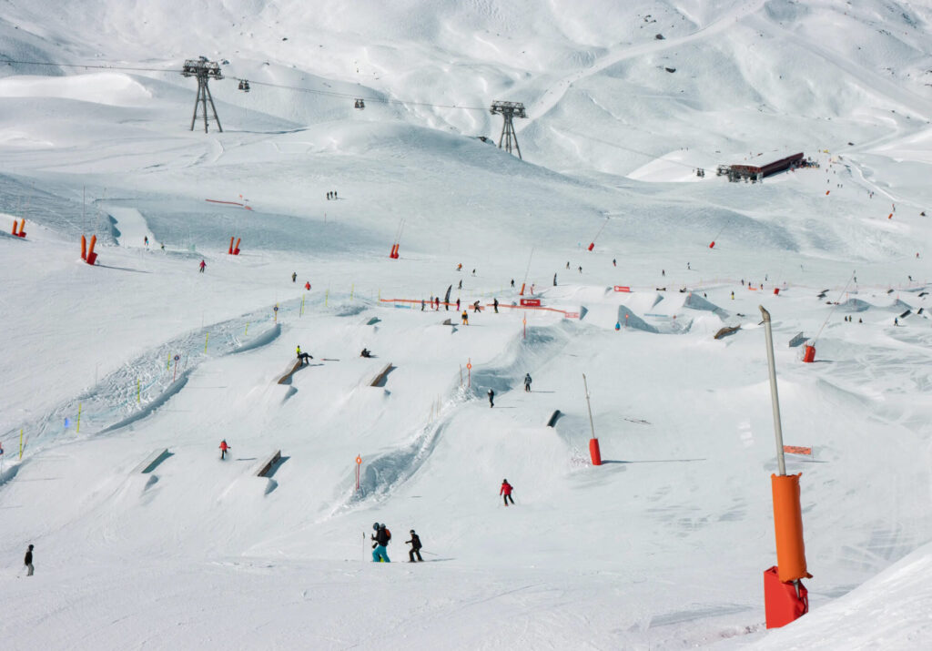 Skiers and snowboarders enjoying the snowpark in Val Thorens. © L. Brochot – OT Val Thorens