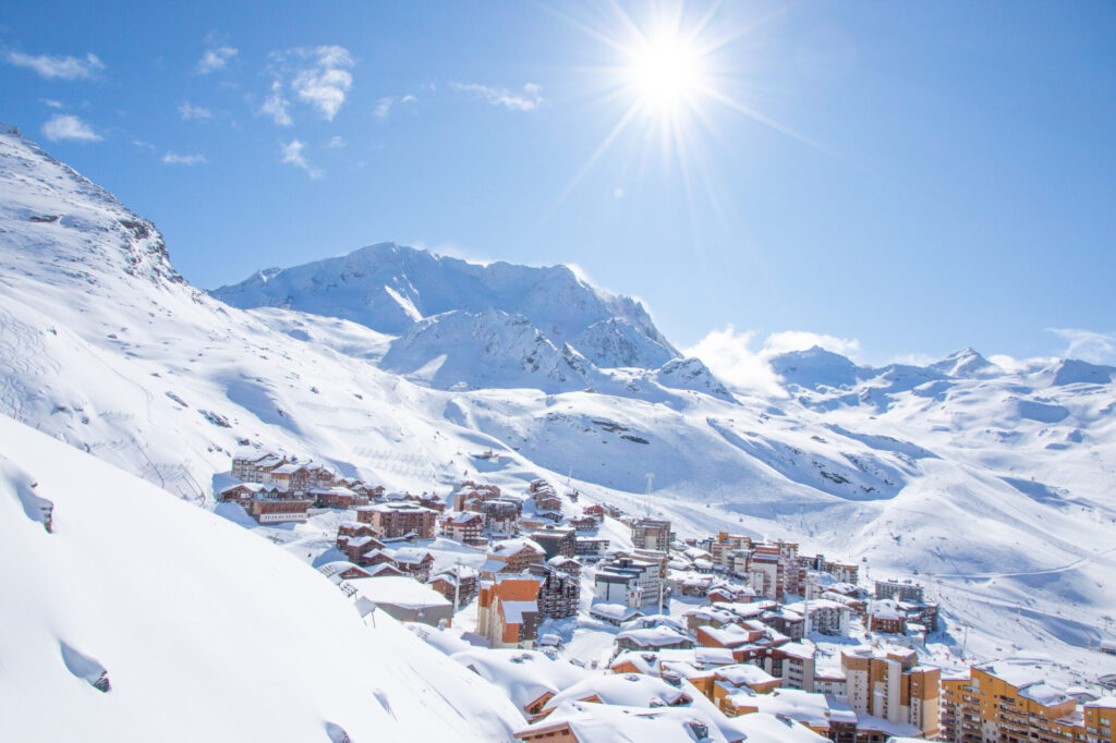 Sunlit view across snow-covered Val Thorens beneath the surrounding peaks. © S. Berthon – OT Val Thorens