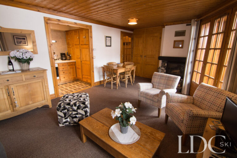 Lounge with fireplace and dining area at Violette