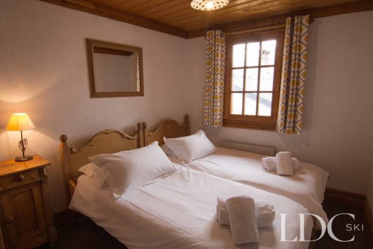 Twin bedroom with traditional wooden furnishings at Violette